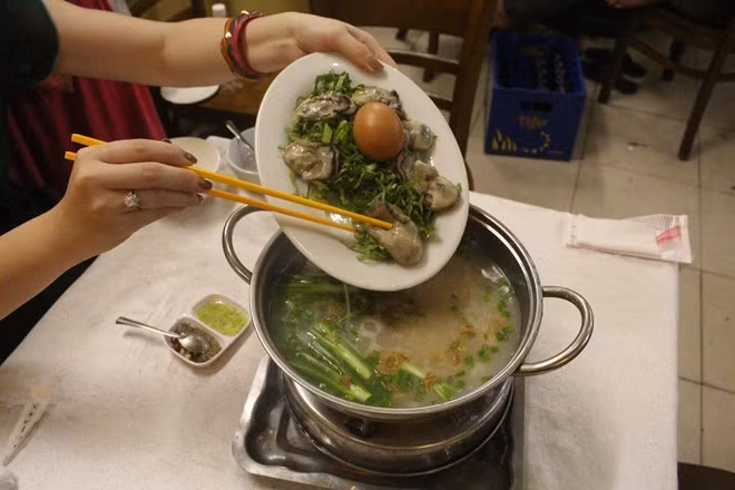 Lẩu cháo hàu.