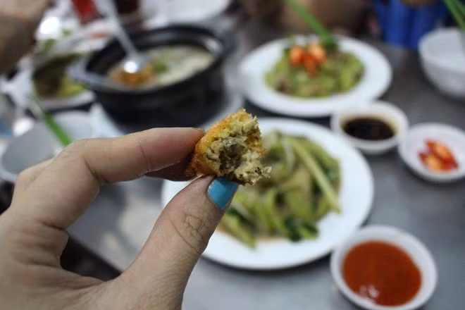 Hàu chiên bột đơn giản với thao tác cho hàu vào bột, thêm gia vị, chiên ngập trong dầu. Tuy nhiên, để món ăn ngon và bật vị, bạn cần có bí quyết xử lý nguyên liệu.