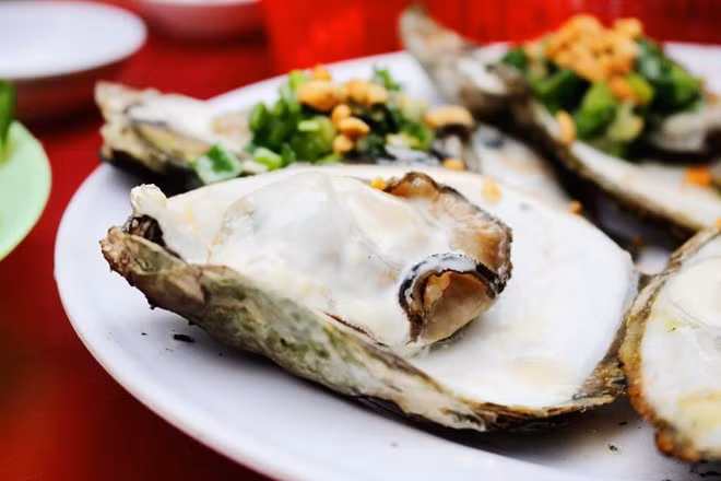 Hàu nướng phô mai có vị tươi của hàu, béo thơm của phô mai.