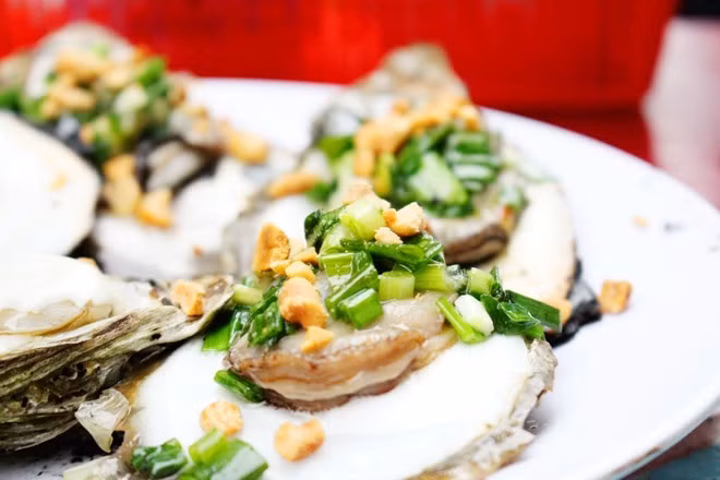  Hàu nướng mỡ hành phổ biến với vị thơm, béo của mỡ hành, đậu phộng.