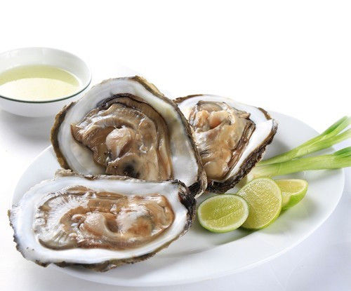 Hàu sống chấm mù tạt: Món ăn từ hàu này được yêu thích do giữ được hương vị nguyên thủy của nguyên liệu. Tuy nhiên, không phải ai cũng đều có can đảm thưởng thức hàu sống. Ảnh: Hoàng Nhi.