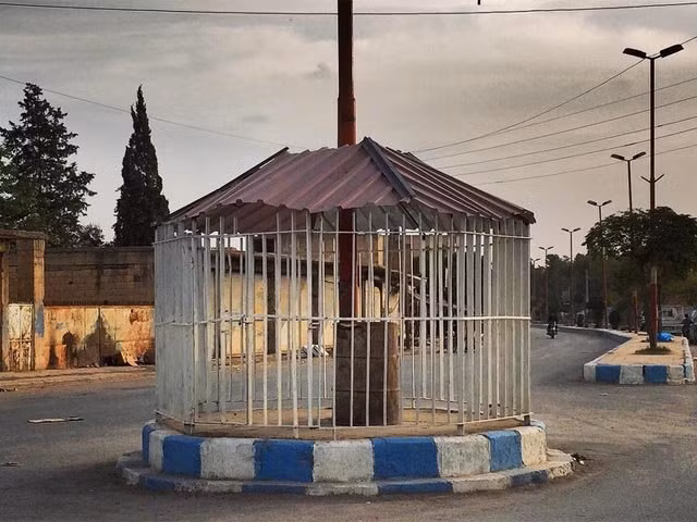 Chiếc lồng kim loại được xây dựng giữa đường, nơi IS từng sử dụng để giam giữ tù nhân.