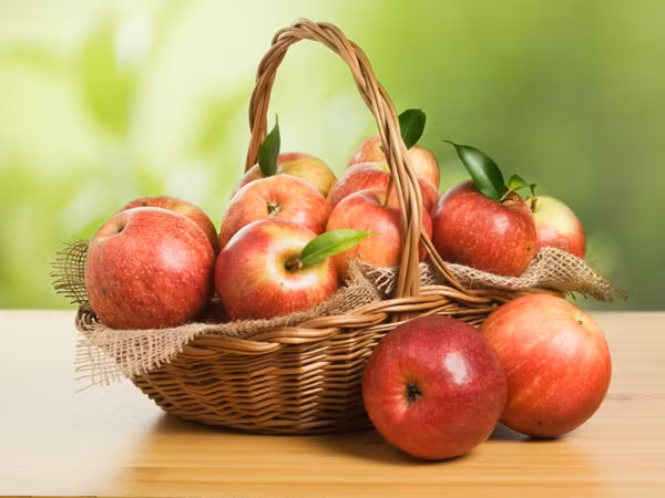 Theo một nghiên cứu từ Brazil, những phụ nữ ăn một quả táo trước mỗi bữa ăn sẽ giảm hơn 33% trọng lượng, so với những phụ nữ không ăn táo.