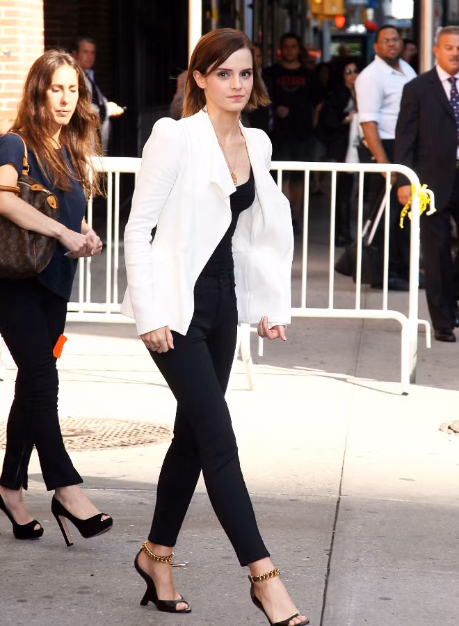 Nàng phù thủy Emma Watson lại trẻ trung với blazer trắng được kết hợp phù hợp với áo balo và skinny đen.