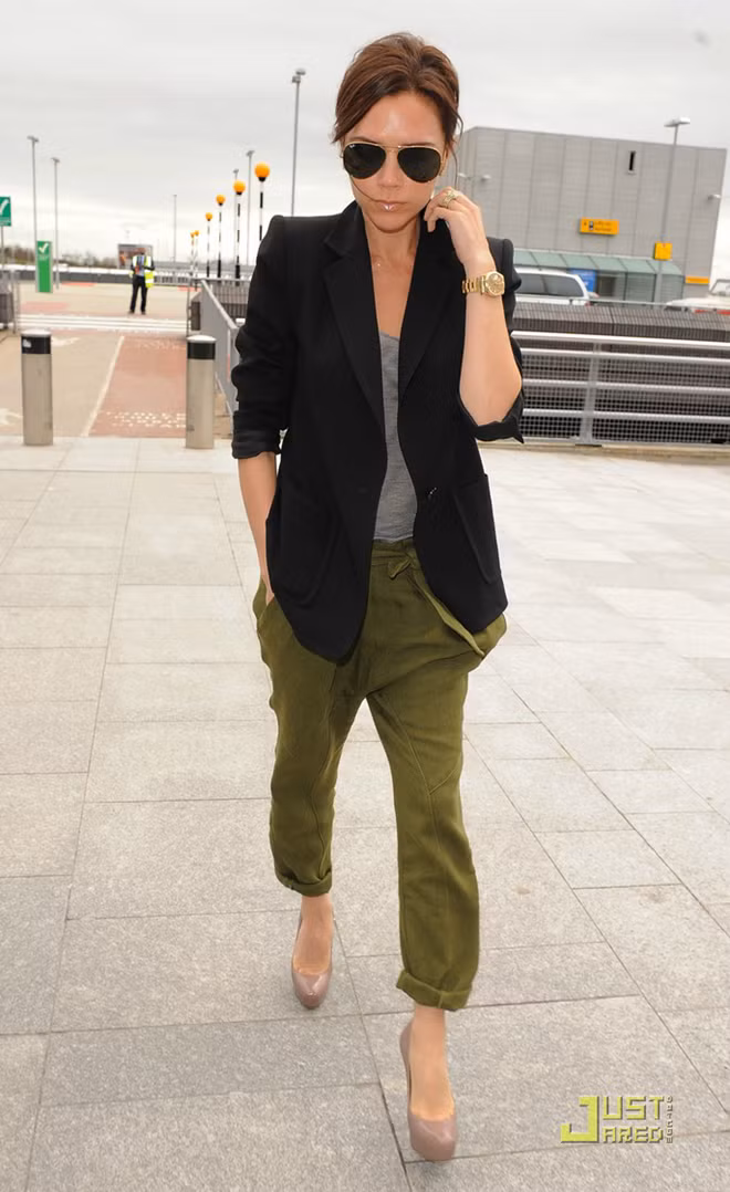 3. Áo blazer: Victoria Beckham nổi bật với phong cách thanh lịch, đứng đắn khi phối blazer đen với quần kaki oversize và giày cao gót.