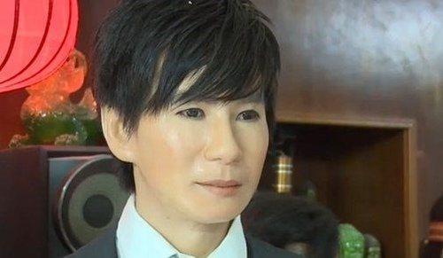 Được biết, để tạo hình tượng sáp, cần phải có đến hơn 500 số đo từ người thật. Sau đó, cần đến thời gian hai tháng mới có thể hoàn thành được một bức tượng sáp. Những bộ phận như mắt, răng hay tóc đều phải được làm từ vật liệu tốt như mắt y tế, răng nha khoa, tóc thật. Ngay cả bàn tay, bàn chân cũng đều phải được làm mềm để mang đến xúc cảm như thật. Từng chi tiết đều được chú trọng trong quá trình làm một bức tượng, đến cả những nếp nhăn cũng được thực hiện rất kĩ càng.