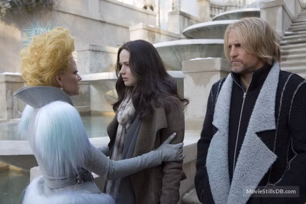 6. Jennifer Lawrence và Woody Harrelson luôn đùa nghịch trên trường quay "Những cảnh phim giữa Jennifer với anh Woody lúc nào cũng vui vẻ", đạo diễn Lawrence nhớ lại. Còn Jacobson cho rằng, thật khó để khiến cả hai trở nên nghiêm túc mỗi khi vai diễn của cả hai cùng xuất hiện, bởi họ thân thiết và quý mến nhau nên thường xuyên đùa cợt trên phim trường.