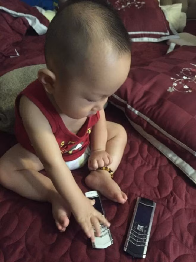 Ngay lập tức bạn bè gửi lời chúc mừng đến huấn luyện viên The voice 2015, trong đó có nhiều nghệ sĩ trong giới như Khắc Việt, Nathan Lee, Trịnh Thăng Bình… Sau đó, Hương Baby cũng đăng tải hình ảnh bé Su Hào đang nghịch trên tay hai chiếc Vertu một màu trắng, một màu đen. Vợ của nam ca sĩ chia sẻ lời chúc tình cảm tới chồng: “Su Hào và mẹ chúc bố gặp thật nhiều may mắn và hạnh phúc trong cuộc sống nhé. Mãi là chỗ dựa vững chắc cho 2 mẹ con nhé”.