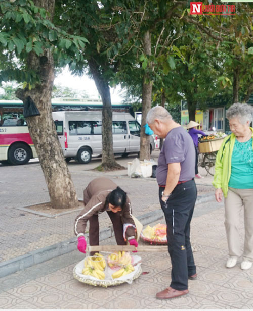Du khách Pháp mua 200.000 đồng với 2 quả chuối.