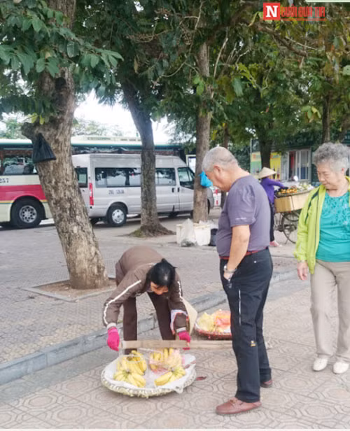 Du khách Pháp mua 200.000 đồng với 2 quả chuối.