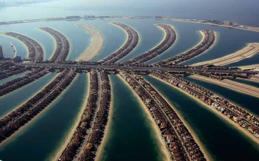 10. Quần đảo Palm (Dubai, Các Tiểu vương quốc Ả Rập Thống nhất): Được tiến hành xây dựng từ năm 2001, quần đảo nhân tạo này thể hiện tham vọng cũng như tiềm lực của Dubai. Với chi phí ước tính khoảng 1,5 tỷ USD cho mỗi đảo, Palm trở thành một điểm đến hấp dẫn du khách từ khắp nơi trên thế giới.