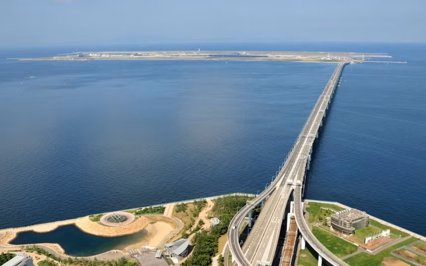 15. Sân bay quốc tế Kansai (Osaka, Nhật Bản): Với chi phí lên tới 20 tỷ USD, sân bay Kansai được xây dựng trên một hòn đảo nhân tạo, đón 16,7 triệu lượt khách mỗi năm.