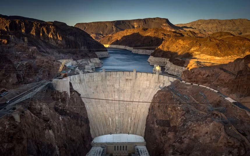 9. Đập Hoover (Arizona, Mỹ): Là một trong 7 kỳ quan của thế giới công nghiệp, đập Hoover trên sông Colorado được xây dựng từ năm 1931 tới năm 1936, tiêu tốn 836 triệu USD theo tỷ giá hiện tại.