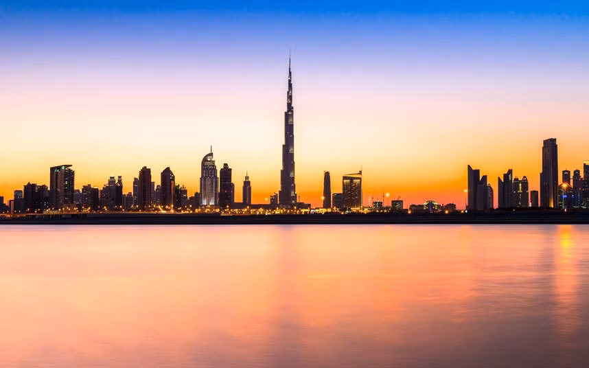 14. Tháp Burj Khalifa (Dubai, Các Tiểu vương quốc Ả Rập Thống nhất): Hiện tại, Burj Khalifa là tòa tháp cao nhất thế giới (829,8 m), với nhiều kỷ lục như thang máy dài nhất, công trình nhiều tầng nhất, nhà hàng, đài quan sát và hộp đêm cao nhất. Tháp được xây dựng trong 5 năm, từ tháng 6 năm 2004, tiêu tốn 1,5 tỷ USD.