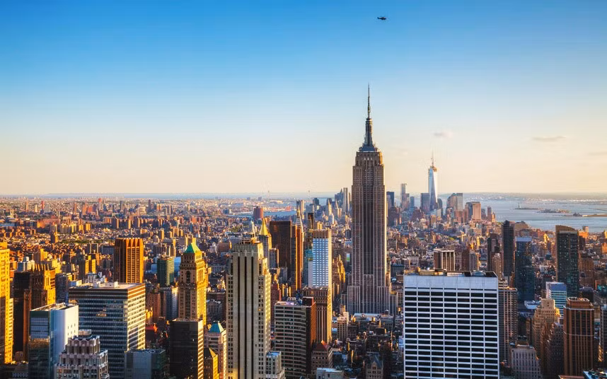 3. Tòa nhà Empire State (New York, Mỹ): Với chi phí 40,9 triệu USD vào năm 1930 (tương đương 637 triệu USD theo tỷ giá hiện tại), đây là tòa nhà biểu tượng của nước Mỹ. Vào ngày đẹp trời, đứng từ đỉnh tháp, du khách có thể nhìn xa hơn 130 km, tới tận Connecticut và Pennsylvania. Vào buổi tối, bạn sẽ được chiêm ngưỡng thành phố New York rực rỡ ánh đèn.