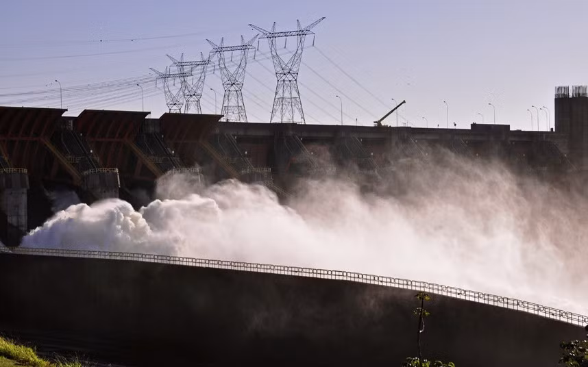 5. Đập Itaipu (Brazil - Paraguay): Chắn ngang sông Paraná, con đập khổng lồ này cao tới 193 m, trải dài gần 8.000 m. Xây dựng trong 9 năm và tiêu tốn tới 19,6 tỷ USD, đập Itaipu được bình chọn vào danh sách 7 kỳ quan hiện đại năm 1994.