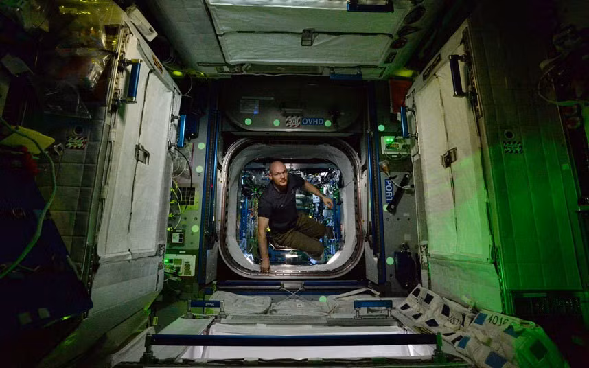 20. Trạm vũ trụ quốc tế: Với chi phí khổng lồ là 150 tỷ USD, trạm vũ trụ quốc tế có sức chứa 8 người. Bạn có thể chi 50 triệu USD để ở đây trong 10 ngày.