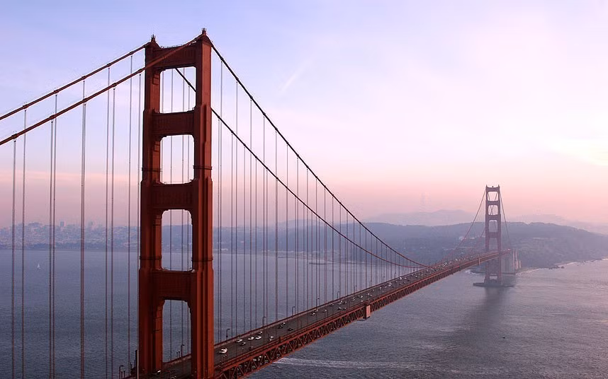 4. Cầu Cổng Vàng (California, Mỹ): Cây cầu dài 1.300 m nối thành phố San Francisco và hạt Marin mất 4 năm để hoàn tất, với chi phí 35 triệu USD. Đây được coi là một trong những cây cầu đẹp nhất và được chụp ảnh nhiều nhất thế giới.