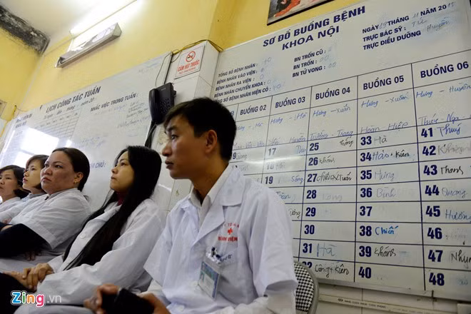 Thậm chí, ngay cả bác sĩ và điều dưỡng viên cũng bị đồng nghiệp và xã hội xa lánh, kỳ thị. Tuy nhiên, bác sĩ Hưng cũng như các cán bộ y tế tại đây không nặng nề chuyện lây nhiễm. Thậm chí, khi đi thăm khám, ông còn không đeo găng tay. “Tôi không muốn tạo ra khoảng cách và sự xa cách, kỳ thị giữa bác sĩ và bệnh nhân. Sự tiếp xúc hàng ngày đều nằm trong ngưỡng an toàn”, bác sĩ Hưng chia sẻ.