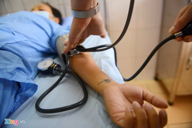 Hiện Hằng là kế toán cho một công ty tư nhân. Họ hàng gia đình hai bên nội ngoại vẫn thoải mái và đồng cảm cho hoàn cảnh. Chị xúc động khi các bác sĩ bệnh viện 09 thân thiện, không hề kỳ thị, giúp đỡ nhiệt tình trong điều trị mặc dù mọi chi phí thuốc men, ăn ở, các bệnh nhân đều được miễn phí hoàn toàn.