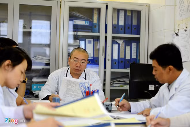 Với hơn 20 năm gắn bó với bệnh nhân HIV, bác sĩ Nguyễn Ngọc Hưng - Trưởng khoa Nội có nhiều ám ảnh về những con người, số phận. Hiện tại khoa Nội có 40 bệnh nhân nội trú. Họ ăn, ở và được các bác sĩ, điều dưỡng viên chăm sóc thay vì hưởng điều đó từ người nhà.