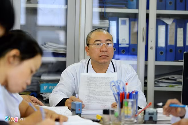 “Ám ảnh chúng tôi nhất ở đây là những đám ma lạnh lẽo, cô quạnh. Nhiều bệnh nhân nằm nội trú ở bệnh viện 3-4 năm trời nhưng tuyệt nhiên không có một người thân nào bén mảng tới thăm nom.