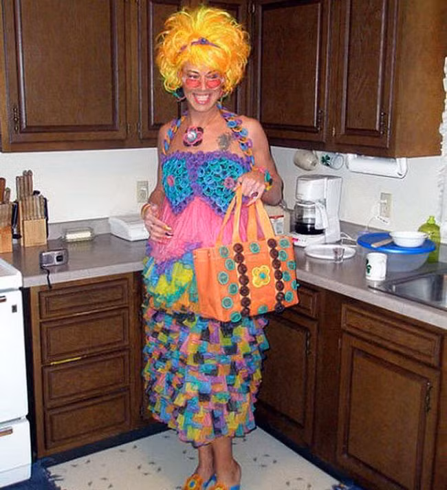 Bộ váy được làm từ "bao cao su".