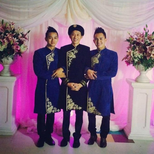 Thành Vinh diện đồ truyền thống và ôm chặt Hoài Linh cùng với Hoài Lâm. Rõ ràng anh chàng này xuất hiện khá nhiều trong các bức ảnh gia đình Hoài Linh nhưng khá kín đáo khiến ít người chú ý đến mình.