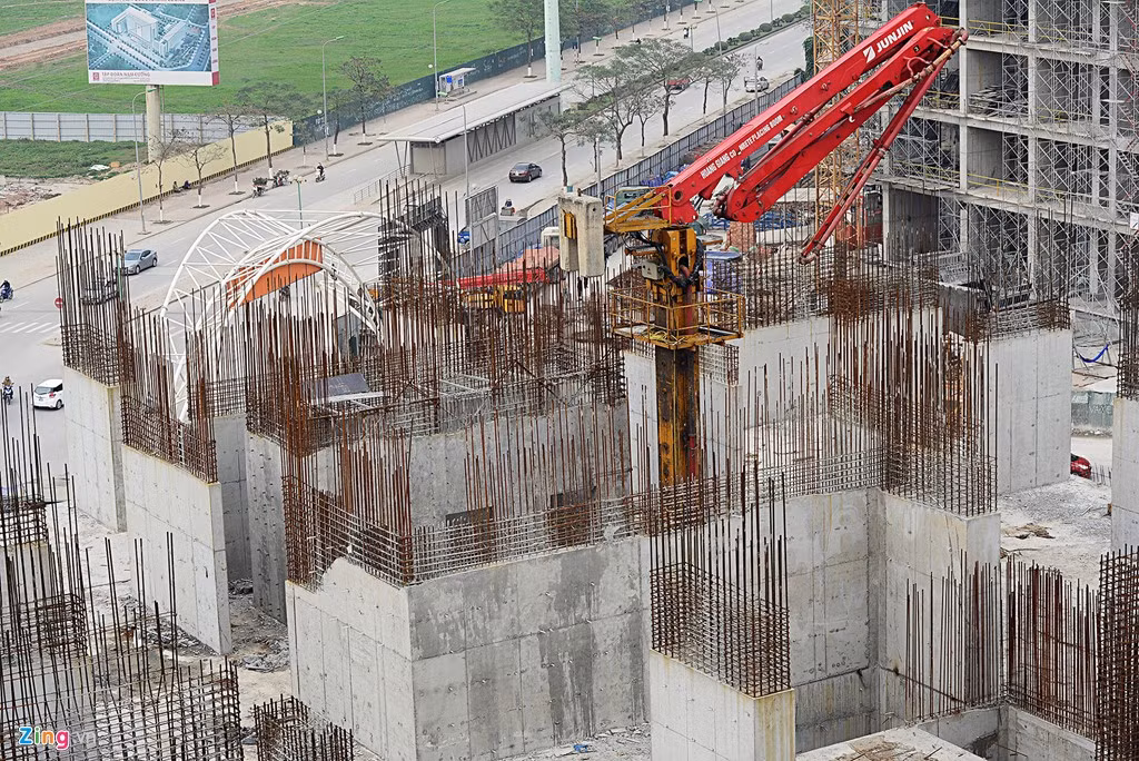 Taị những tòa bên cạnh, có thời điểm vắng bóng công nhân làm việc.