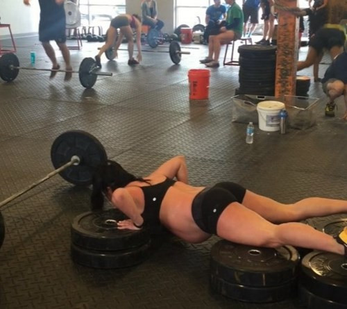 Vào thời điểm này, Emily vẫn có thể nâng được mức tạ 70kg. Còn thông thường, khi chưa mang bầu, cô có thể nâng được mức tạ gấp đôi – 140kg.