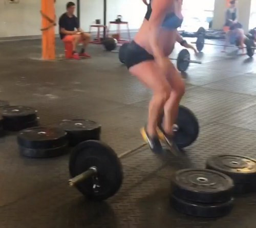 Tuy nhiên, cô cho biết mình không đếm cân nặng mà chỉ tập trung vào việc tập thể dục tăng cường sức khoẻ và mong muốn nhanh chóng lấy lại dáng sau khi sinh.