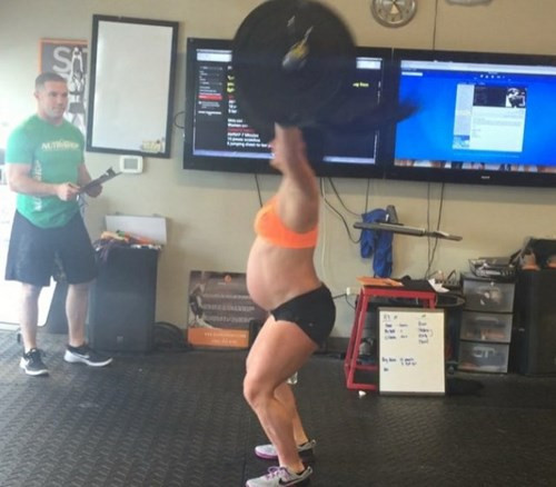 Nếu như các bà bầu khi thai kì chạm mốc 8 tháng thường chỉ ngồi một chỗ nghỉ ngơi, tĩnh dưỡng thì Emily Breeze Ross (31 tuổi, bang Bắc Carolina) lại vẫn tập gym ầm ầm khiến nhiều người mắt tròn, mắt dẹt.