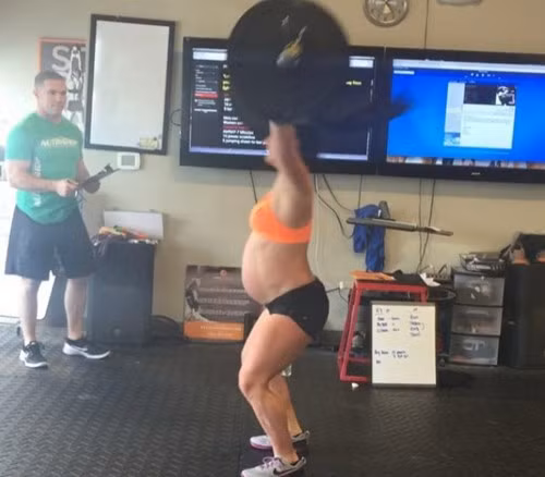 Nếu như các bà bầu khi thai kì chạm mốc 8 tháng thường chỉ ngồi một chỗ nghỉ ngơi, tĩnh dưỡng thì Emily Breeze Ross (31 tuổi, bang Bắc Carolina) lại vẫn tập gym ầm ầm khiến nhiều người mắt tròn, mắt dẹt.