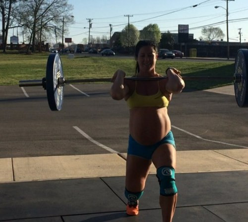 Được biết, Emily vốn là một huấn luyện viên thể hình và từng tham gia cuộc thi thể hình CrossFit. Niềm đam mê các bộ môn thể hình đã ăn sâu vào máu Emily khiến cô dường như không thể ngừng tập gym, kể cả khi đã mang bầu 34 tuần.