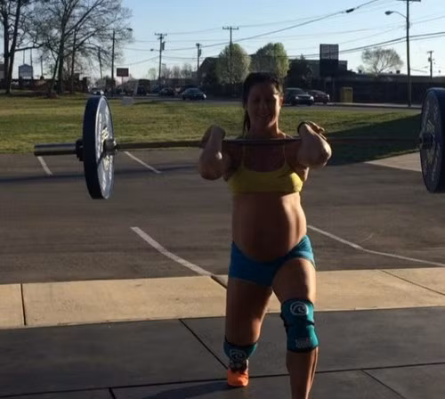 Được biết, Emily vốn là một huấn luyện viên thể hình và từng tham gia cuộc thi thể hình CrossFit. Niềm đam mê các bộ môn thể hình đã ăn sâu vào máu Emily khiến cô dường như không thể ngừng tập gym, kể cả khi đã mang bầu 34 tuần.