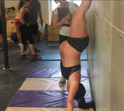 Dù bụng to vượt mặt nhưng Emily vẫn chống đẩy, trồng cây chuối và nâng tạ thoăn thoắt, không khác hồi chưa mang bầu là mấy.