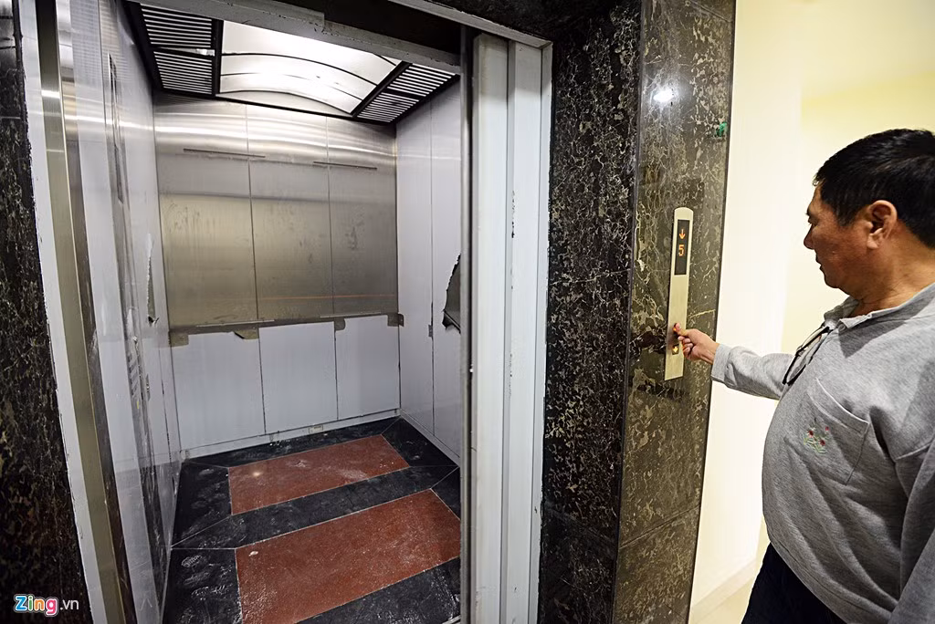 Mặc dù phải sống trong nhiều bất cập như trộm cắp, cháy nổ, an ninh... nhưng nhiều hộ dân đây vẫn phải chịu đựng bởi đa phần họ đang gặp khó khăn về chỗ ở. Có những người gần như bất lực vì "chôn" tiền trong dự án ma này nhiều năm.