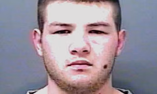 Thanh nien vua ra tu lai cuong buc U40 trong nghia dia