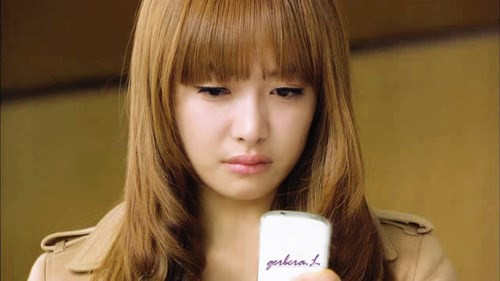 Đọc những dòng tin nhắn trên facebook của chồng mà cô đau đớn vô cùng. (ảnh minh họa)