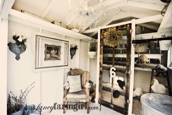 5. Chuồng gà với kiến trúc thanh lịch tại nhà của nghệ sĩ nhiếp ảnh Tiffany Kirchner Dixon, ở ngoại ô thành phố Seattle, Mỹ.