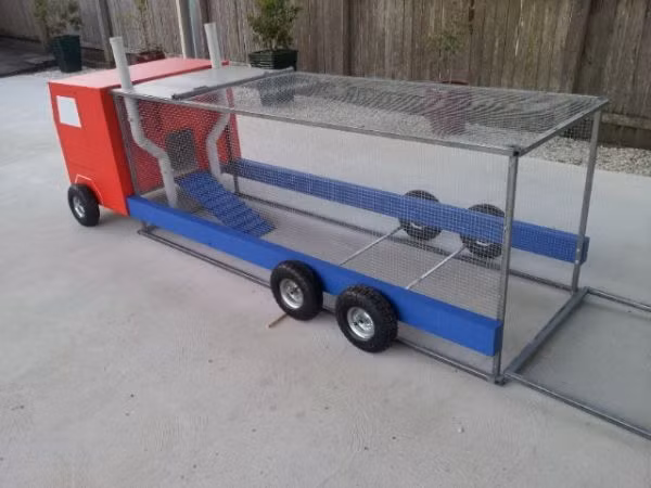 2. Chuồng gà xa hoa phong cách Transformer có thể chạy bon bon dặm đường do một kĩ sư công nghệ ở Úc sáng tạo ra.