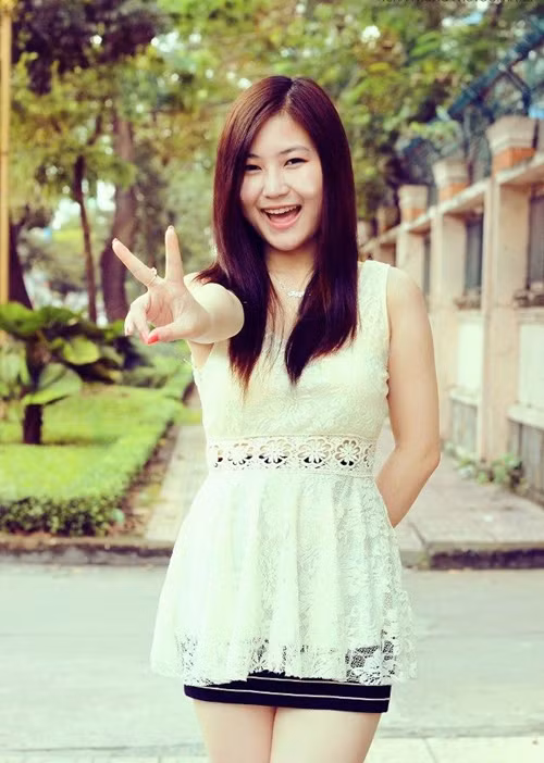 Thế nhưng ở tuổi 17, nữ ca sĩ Hương Tràm đã giảm cân và lựa chọn phong cách sexy làm cá tính cho mình.