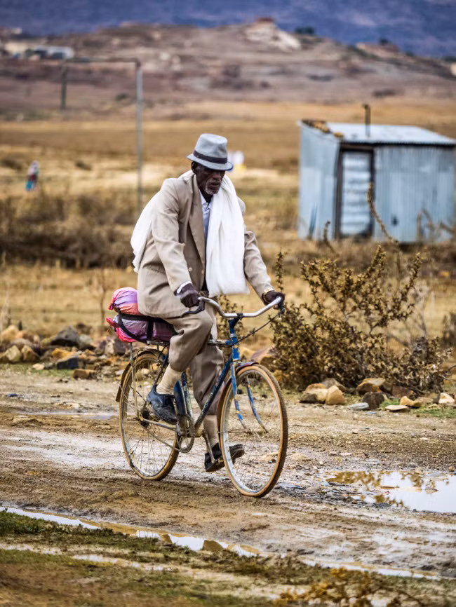 Eritrea không có dịch vụ rút tiền tự động (ATM) và chất lượng internet ở đây được xếp vào loại tồi tệ nhất thế giới. Bạn không được phép truy cập internet từ nhà riêng.