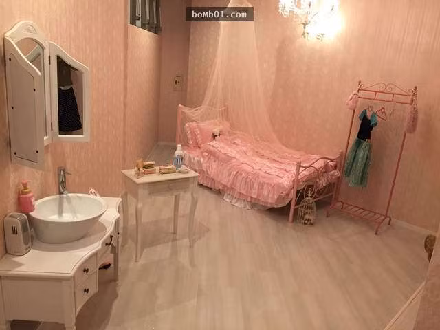 Trong phòng còn có một chiếc ghế sofa làm cho căn phòng hội đủ điều kiện của một căn phòng hạng sang, nếu cho thuê chắc hẳn giá của nó sẽ không thấp!