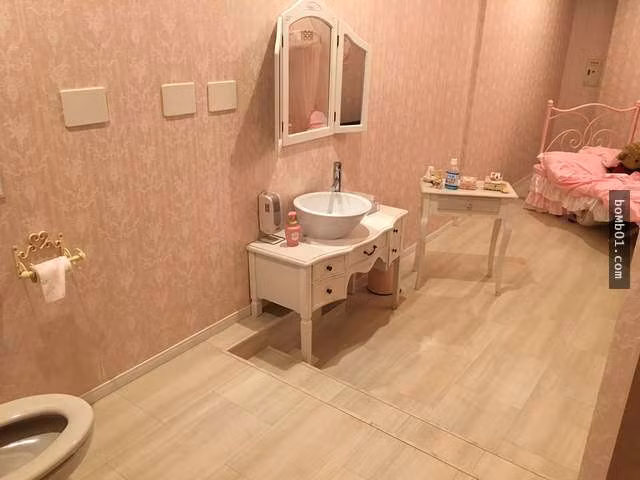 Đầu giường có một giá treo quần áo, bên trên có một bộ váy công chúa, đồ dùng trong căn phòng là quá đủ cho một cô gái ở đây. Có lẽ bên ngoài quán nên có thêm 1 tấm biển quảng cáo với nội dung: “Chỉ cần cầm thêm 1 vali, bạn có thể ở lại”.