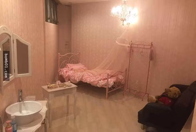 Nhà hàng đồ nướng này rõ ràng được bày trí theo phong cách rất thô cứng, không hiểu sao bên trong nhà vệ sinh nữ lại có thể bày trí theo phong cách nữ tính đến thế. Không hiểu khu nhà vệ sinh nam sẽ được bày trí thế nào? Nếu có cơ hội vào đây bạn đừng quên ghé vào quán này để xem khu nhà vệ sinh đặc biệt này nhé.