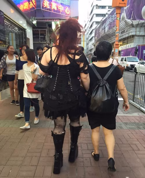 Giat minh voi tham hoa thoi trang kinh di tren pho