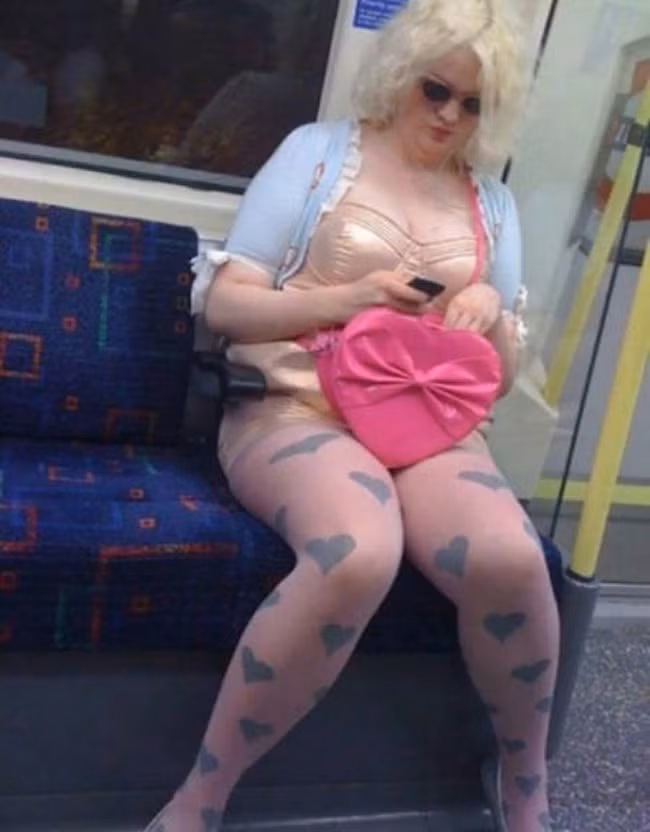 Bộ trang phục muốn thể hiện thông điệp "Em vô cùng giàu tình cảm, hãy đến bên em đi".