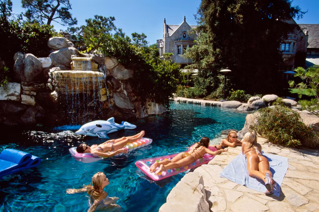 Dinh thự Playboy của Hugh Hefner được xây dựng năm 1927 và là nơi ở của những cô nàng thỏ Playmate xinh đẹp.