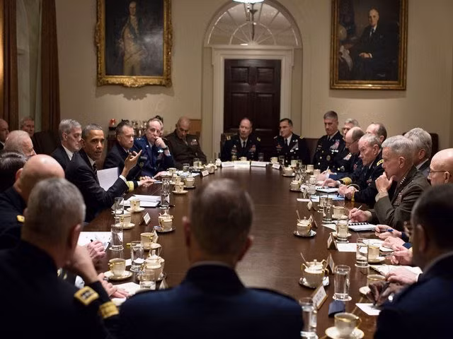 Tổng thống Mỹ gặp các bộ trưởng ở căn phòng này. Tổng thống ngồi ở giữa của chiếc bàn lớn và phó Tổng thống ngồi ở chiều đối diện.